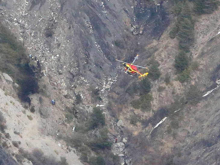 Search resumes at Germanwings plane crash site - ảnh 1